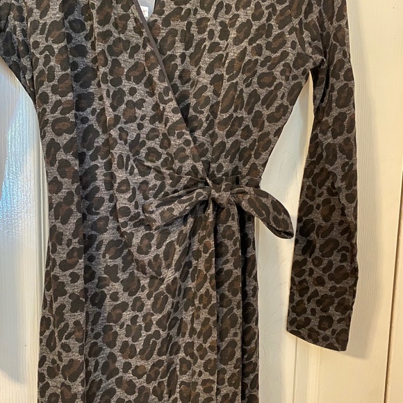 NWT Ann Taylor wrap dress, Size: Petite Small, Color: Grey leopard print - Picture 5 of 7